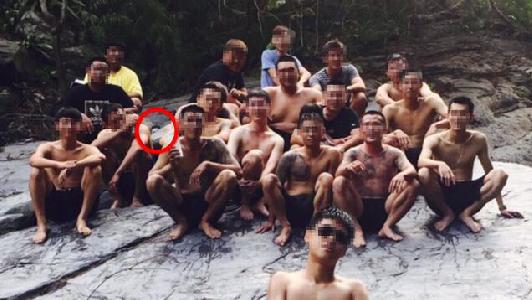 18人合照卻有19顆頭