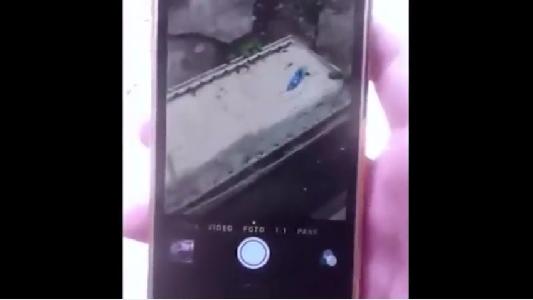 他買了一支全新iPhone就興奮地想拍照，但一打開相機APP看到恐怖畫面才知道這手機已經被惡靈附身了...  