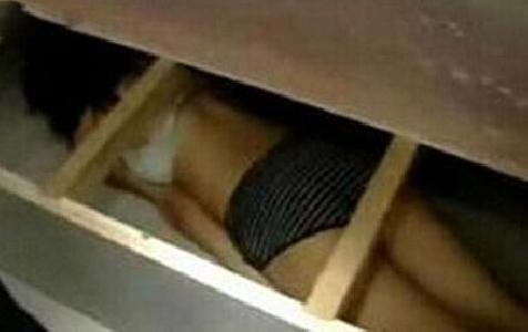 我在女屍上鋪睡了一個星期，直到我在床下摸到她手的那天！  