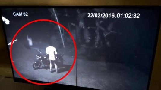 凌晨 1:02am 馬來西亞印度人家門口的CCTV竟然拍攝到一個MOTOR 騎士和。（注意26,37 和1:33秒）嚇到騎士丟下
