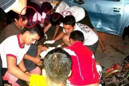 泰國北部車禍，記者竟然拍攝到亡者「靈魂」盯著眾人搶救自己的屍體···  
