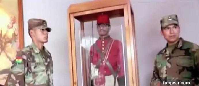這個軍校裡的假人被指揮官的鬼魂附身，晚上會自己走動並攻擊人，他們沒辦法只好把它的手給砍掉。  