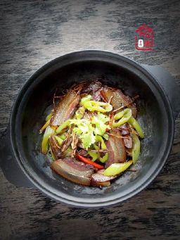 家常美味的干锅腊肉茶树菇