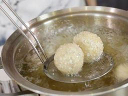 意式炸米团佐牛油果塔塔酱